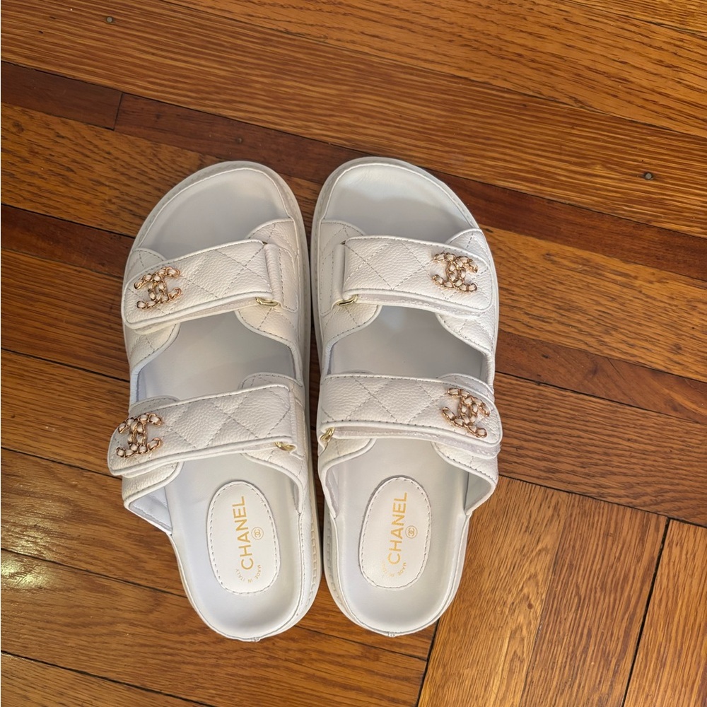 CC Interlocking White Quilted Sandals